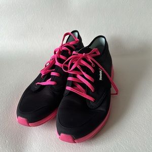 Reebok cancer awareness sneakers 8.5